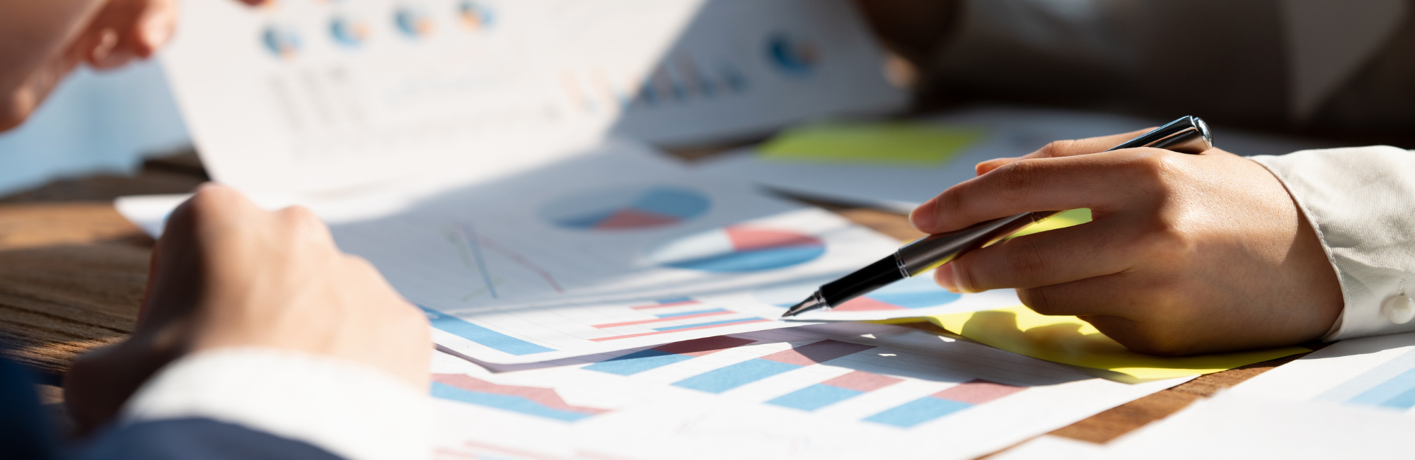 ¿Debería vender un servicio o un producto? Por qué esta decisión define toda tu estrategia de visa E-2